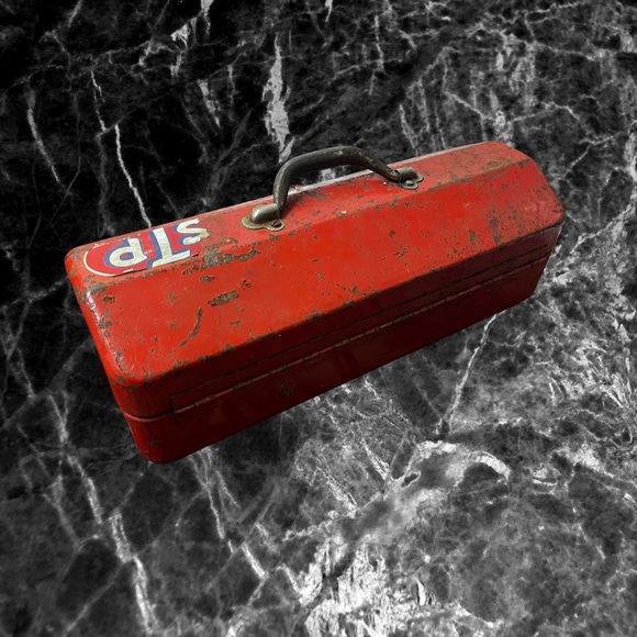 Vintage Rusty Red “STP” Toolbox with miscellaneous items inside. - Picture 6 of 9